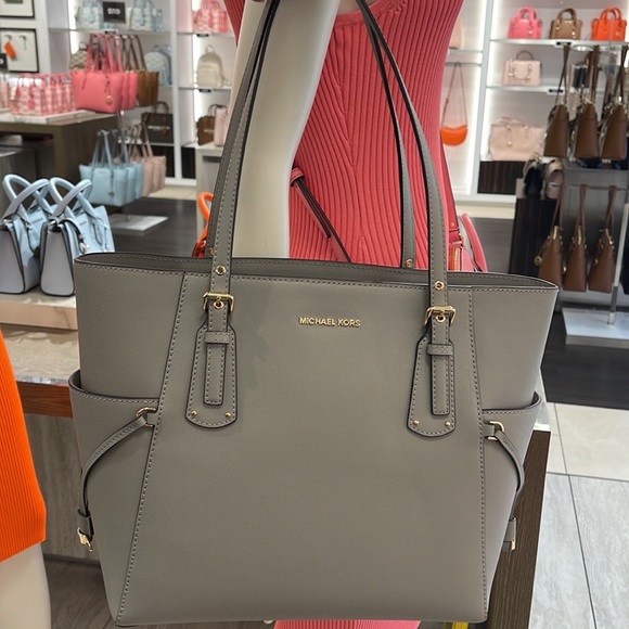 Voyager Small Saffiano Leather Tote Bag
Style# 30H1GV6T4T
NWT
COLOR: Pearl Gray - Picture 8 of 16
